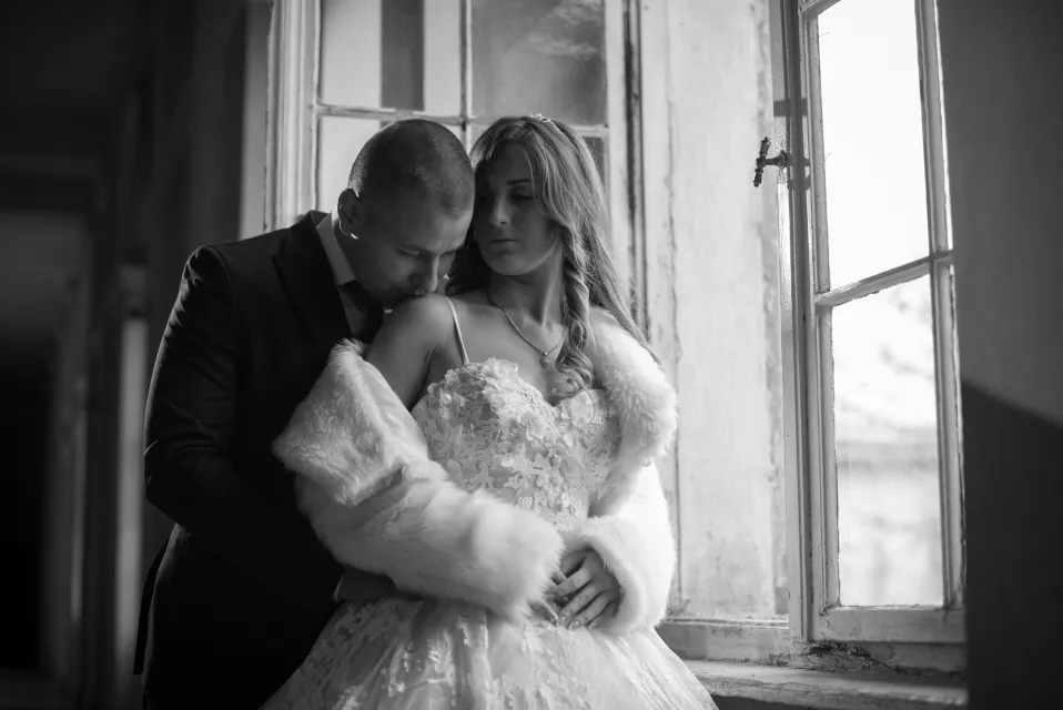Mladenci kraj prozora, crno-bela fotografija