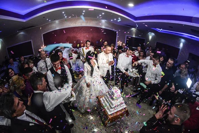 Sala puna gostiju za vreme sečenja torte